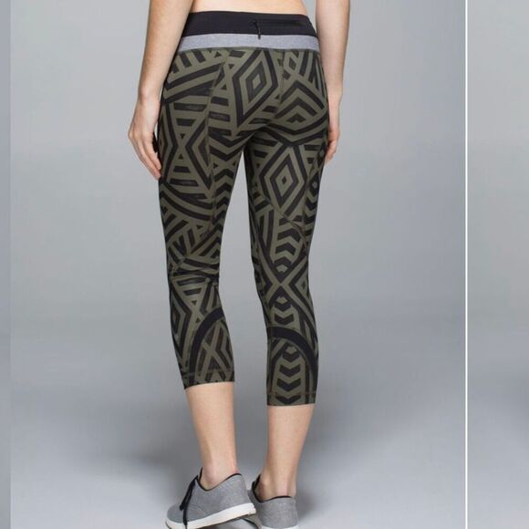 Lululemon Run: Inspire Crop II *All Full-On Luxtreme 10 - Picture 2 of 11